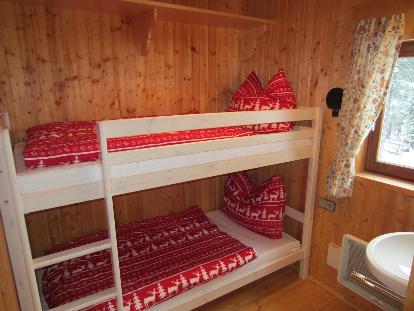 Zirbenwald Lodge - Kinderzimmer mit Stockbett und Waschgelegenheit im Wohngeschoss