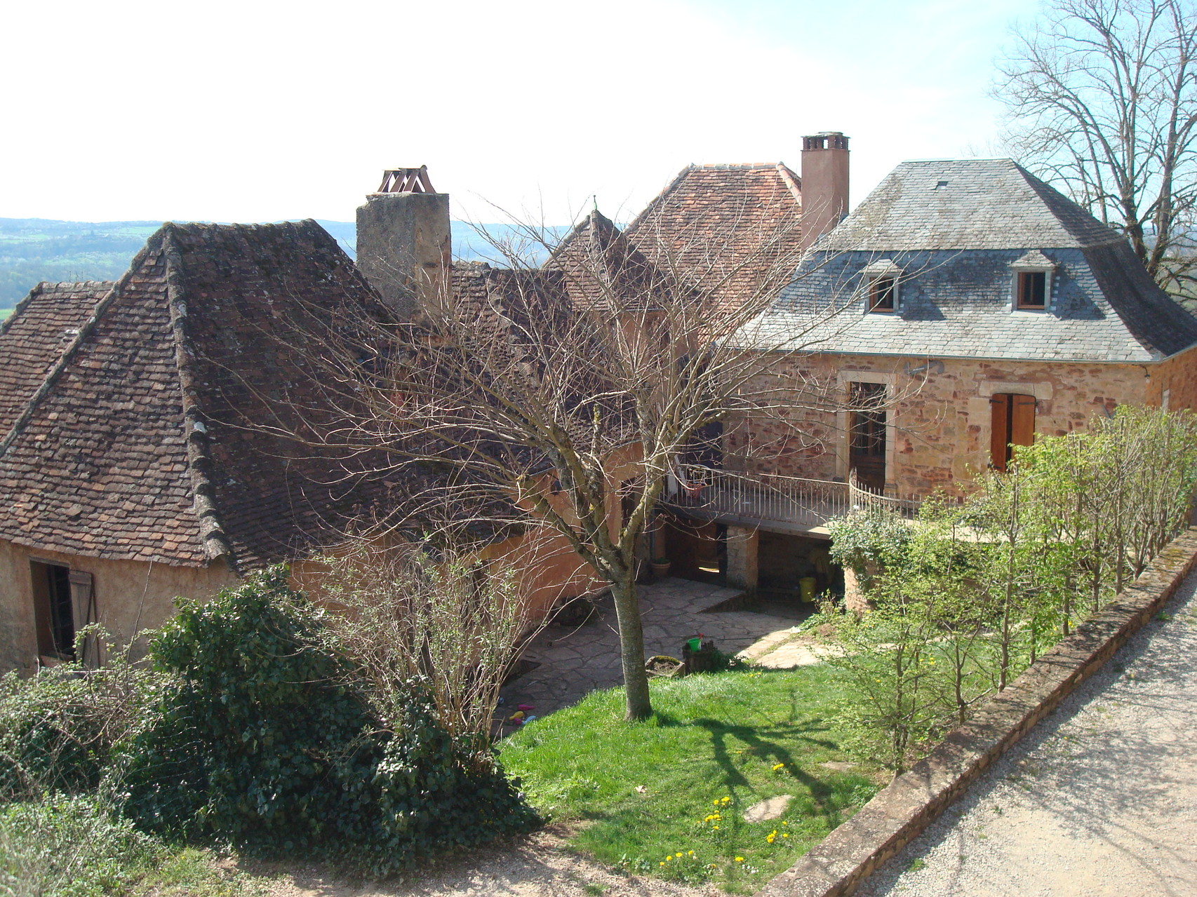 La maison de tuiles à gauche, la maison d'ardoises à droite