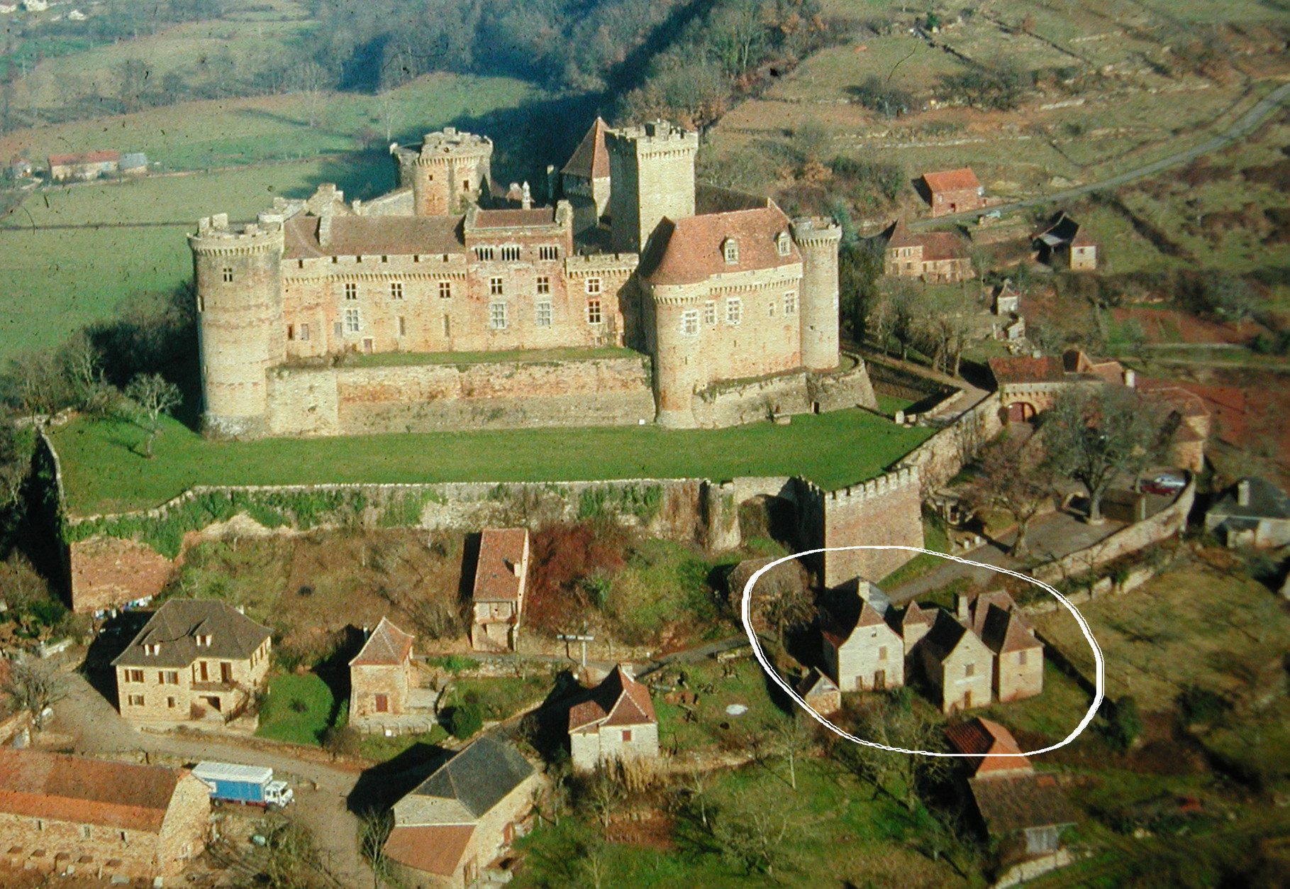 Les maisons de Cathy sous les remparts du château