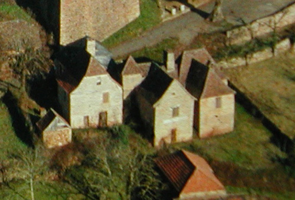 La maison d'ardoises à gauche, la maison de tuiles à droite