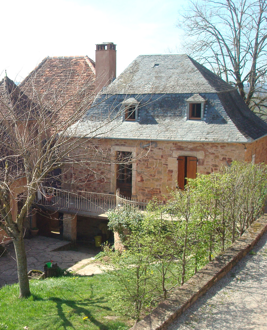 La maison d'ardoises avec sa terrasse