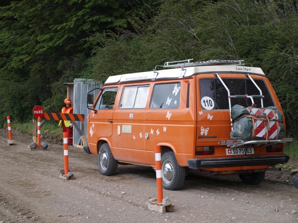 Kurzer Wartehalt. Zwecks Baustelle. "Strassenerneuerung" von ca. 50 Meter