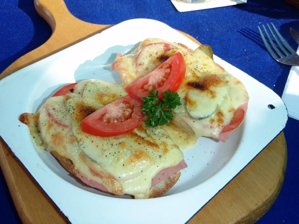im Hotel Oberland gönnen wir uns eine Schweizer Käseschnitte... mit Peterli und Tomatengarnitur!