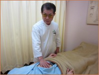 腹診をしているところ