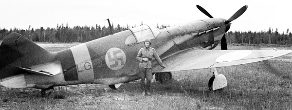 LG-3とパイロット 機首の黄色い帯が下半分のみであることから1944年に撮られたものだろう