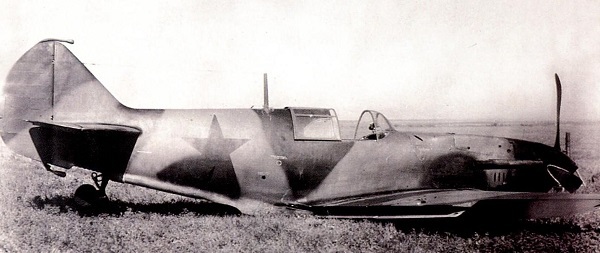 [LaGG-3の側面を写したもの。機首周りを除き木製であり、その表面は滑らかに仕上がっている]