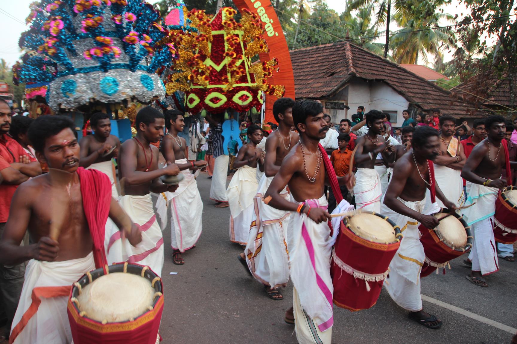 Für ein Tempelfest in Kerala machen sich die Trommelgruppen warm...