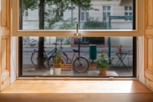 Hochwertiges Vertikalschiebefenster von Sorpetaler leicht geöffnet