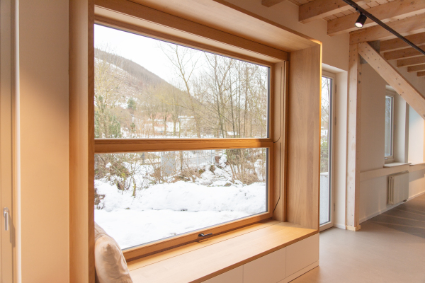 Hochwertiges Vertikalschiebefenster von Sorpetaler Holz
