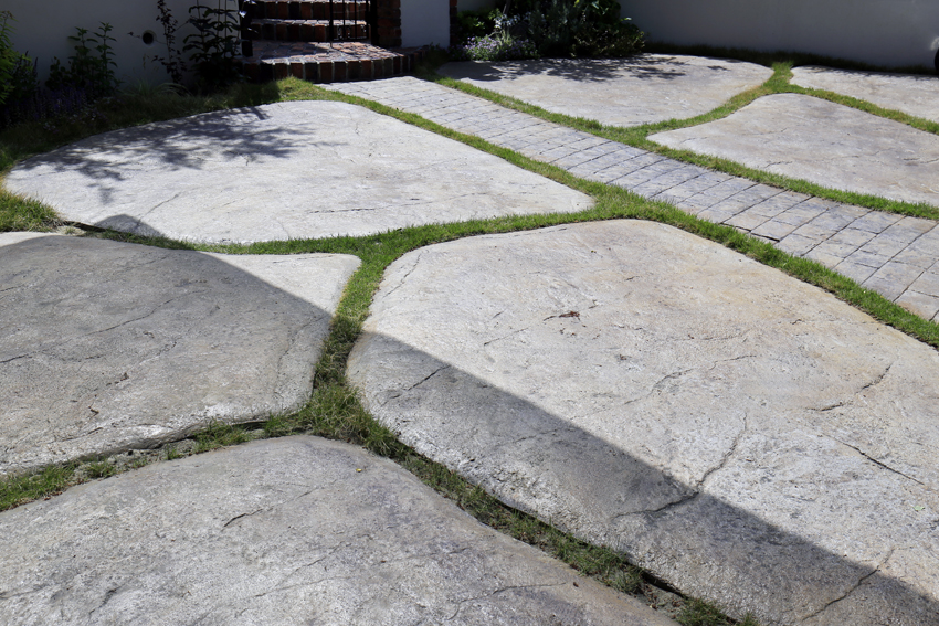 駐車場はお庭と一体になるようなコンクリートの「石風仕上げ」