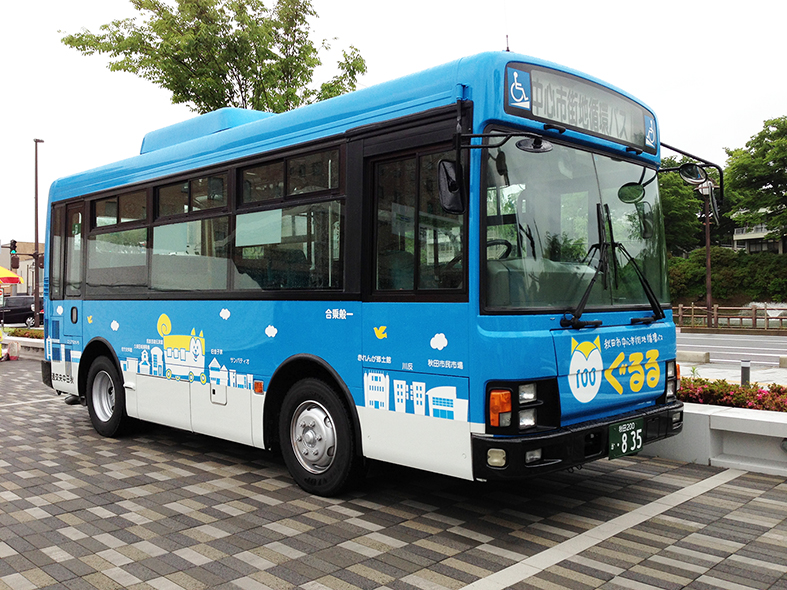 秋田市中心市街地循環バス『ぐるる』ラッピングデザイン