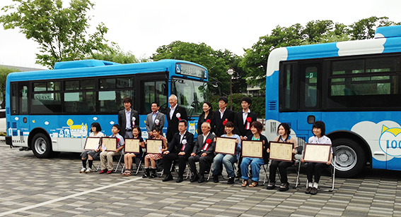 ラッピングバス カラーデザイン授賞式（全体写真）
