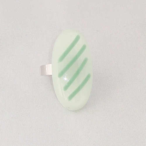 R3282. Wit opaal glas met groene streepjes. afm. ca. 3.5x2 cm.    €6.50.