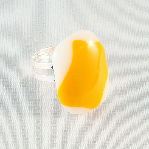 R2013. Wit met oranje opaal glas. afm. ca. 2x2.5 cm.    €6.50.