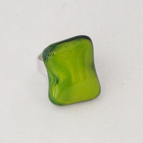 R3293. Groen met geel gemarmerd opaal glas. afm. ca. 2.5x1.5 cm.    €6.50.