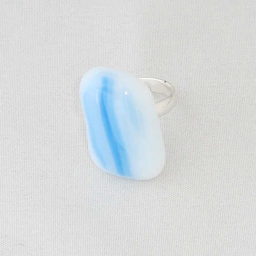 R3229. Wit met lichtblauw gemarmerd opaal glas. afm. ca. 2.5x1.5 cm.    €6.50.