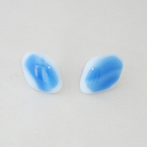 E1175. Blauw gemarmerd opaal glas. afm. ca. 2x1.5 cm.   €6.50.