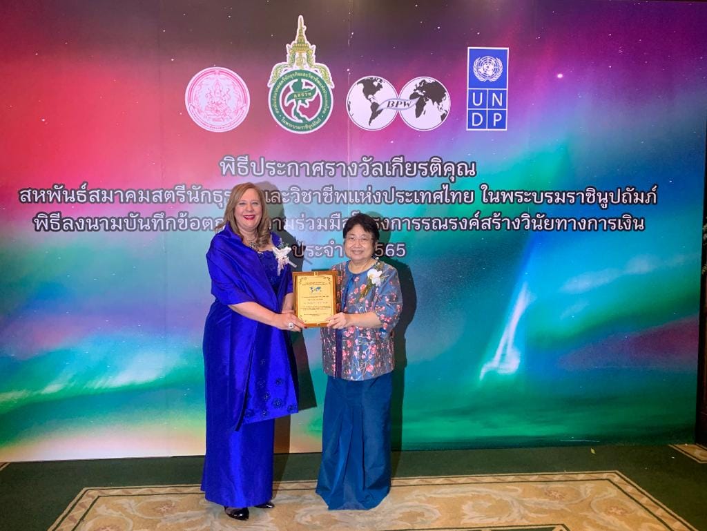 Dr. Amany Asfour presents Dr. Chonchanok Viravan with the 2021 Award for Exceptional Dedication for BPW 2021, Bangkok in September 2022