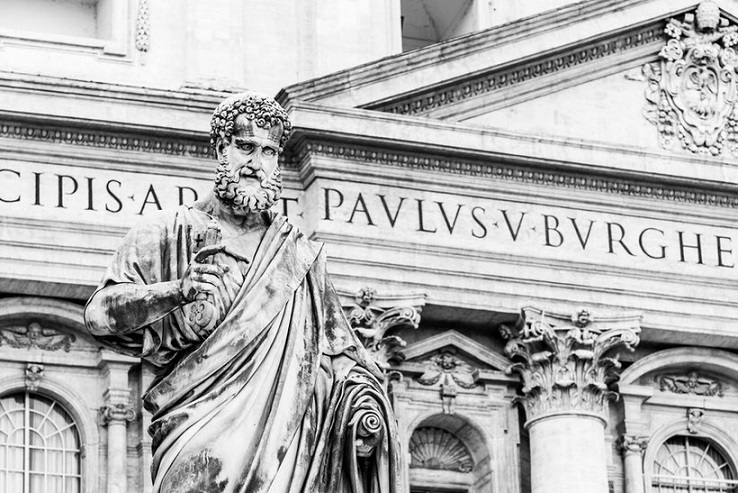 Sankt Petrus im Vatikan - der erste Papst (Statue auf dem Petersplatz vor dem Petersdom)