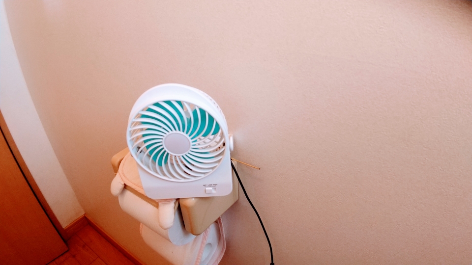 小型扇風機:夏場のトイレの暑さしのぎにお使い下さい