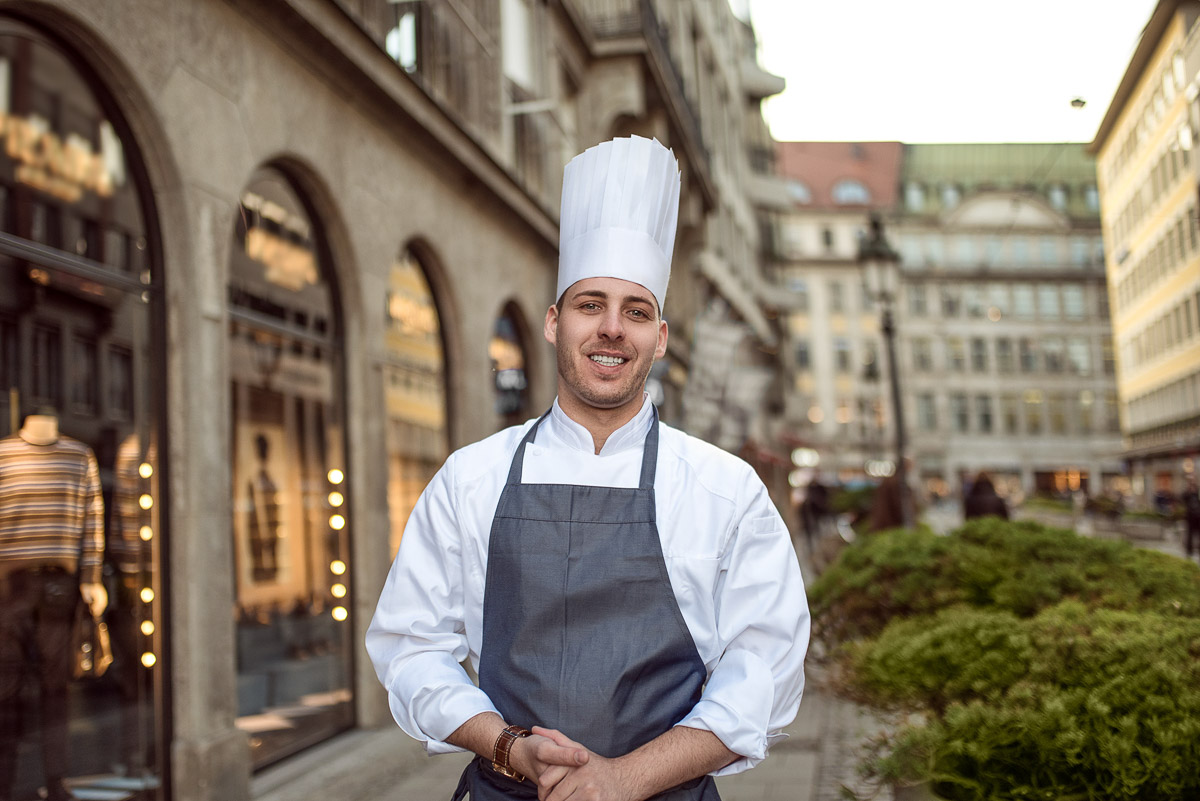 Koch vor seinem Restaurant in München, authentische Businessfotografie für Gastronomie und Personal Branding