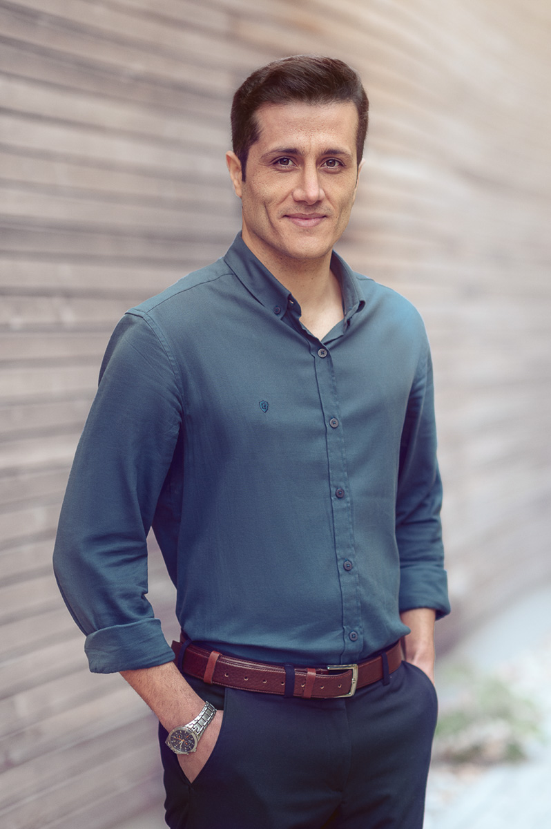 Businessportrait eines Mannes im Hemd vor neutralem Hintergrund, ruhige Bildsprache
