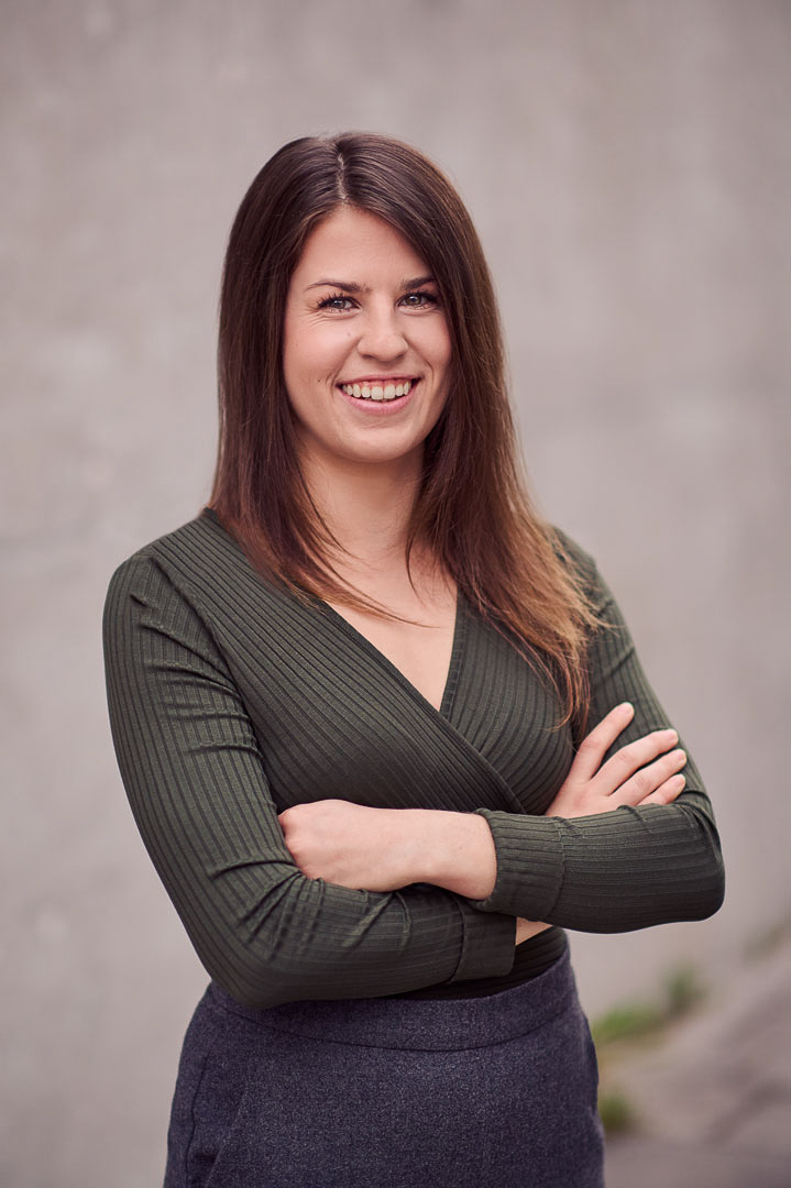 Businessportrait einer Frau vor grauem Hintergrund, clean und modern, Businesstyling und Feinschliff
