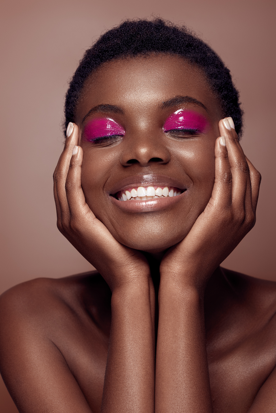 Kampagnen-Styling: Make-up und Hair-Styling mit Statement-Finish, geeignet für Werbefotos