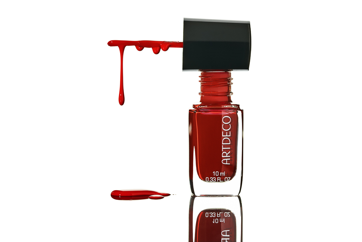 Nagellackflasche mit Tropfen, Produktfoto für Kosmetik Kampagne