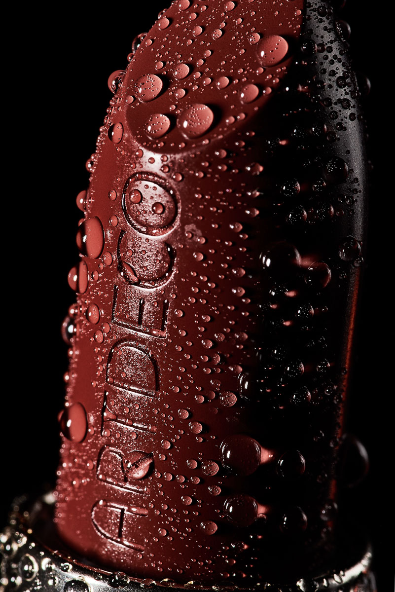 Lippenstift Macro mit Wassertropfen, Detailshot für Premium Produktfotografie