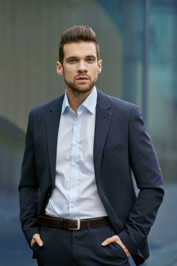 Seriöses Businessportrait für LinkedIn und Unternehmenswebsite, professioneller Auftritt mit klarer Bildwirkung