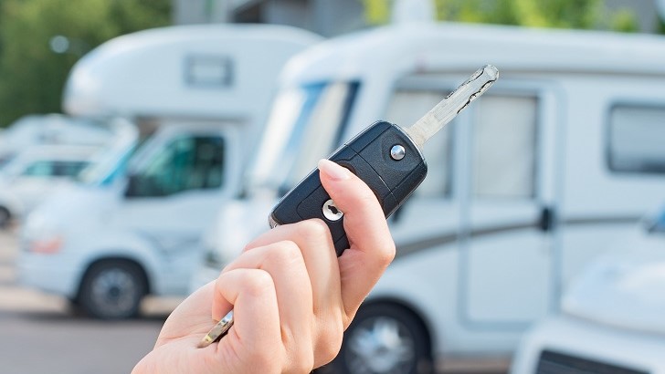 Gerade in Corona-Pandemie-Zeiten boomen Camping und Caravaning. Womo-Vermieter freuen sich. Hoffentlich ist eine CDW-Versicherung Selbstbehalt-Ausschluss mit dabei oder ein Camper-Wohnmobil-Reiseschutz.