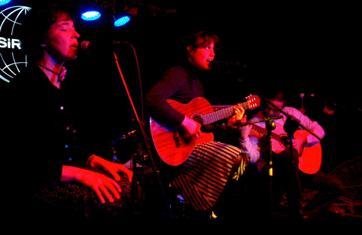 Yani Martinelli, voz y guitarra. Julio García, guitarra. Carmen Ros, coros.
