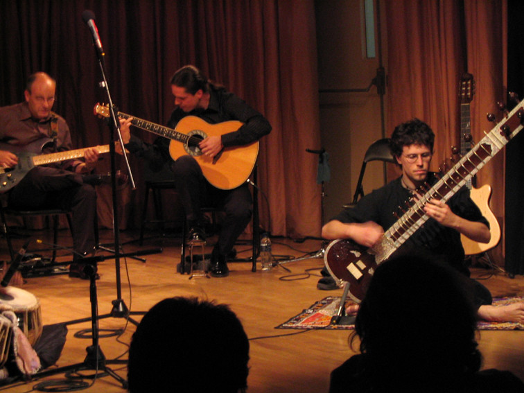 Julio García (guitarra), Rodrigo Munuera (sitar)
