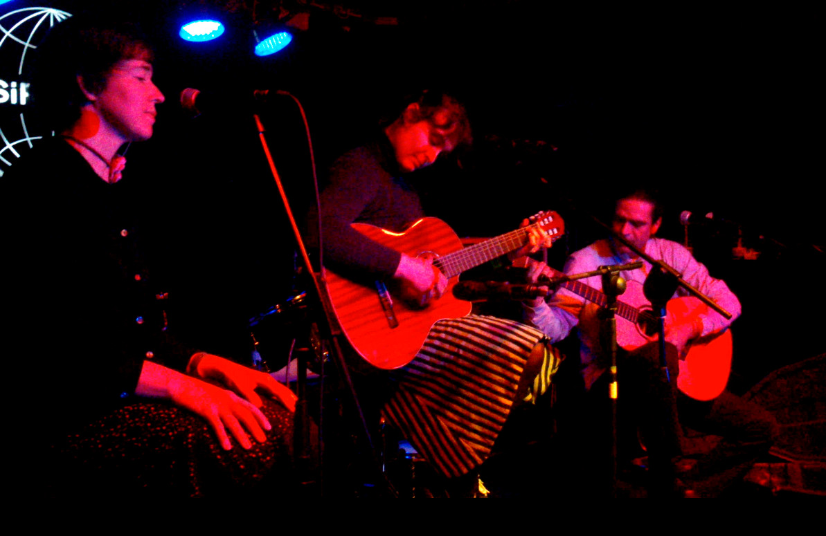Yani Martinelli, voz y guitarra. Julio García, guitarra. Carmen Ros, coros.