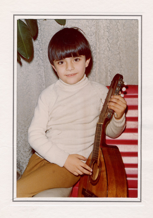 El pequeño Julio García, con cuatro años con una bandurria de atrezzo