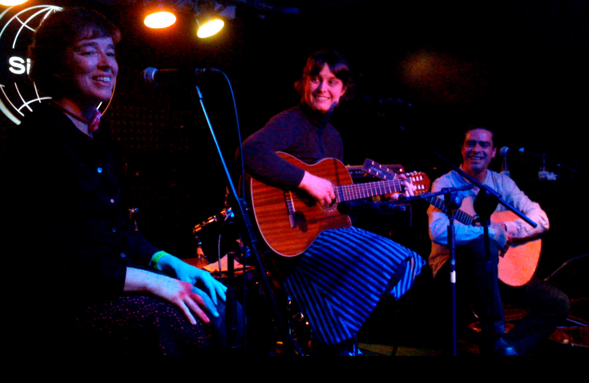 Yani Martinelli, voz y guitarra. Julio García, guitarra. Carmen Ros, coros.