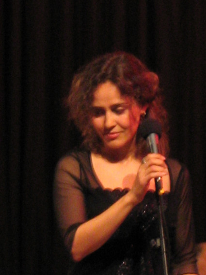 Teresa Barrientos (voz)