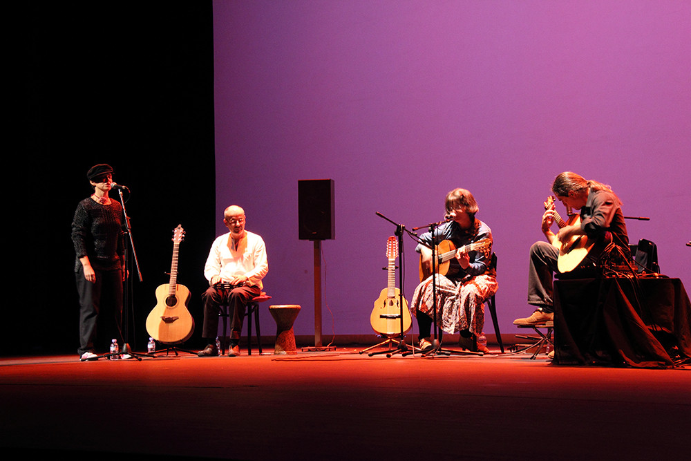 Yani Martinelli, con Julio García, Carmen Ros (coros) e Isidro Solera (pandereta). Foto: Ricardo Solanes