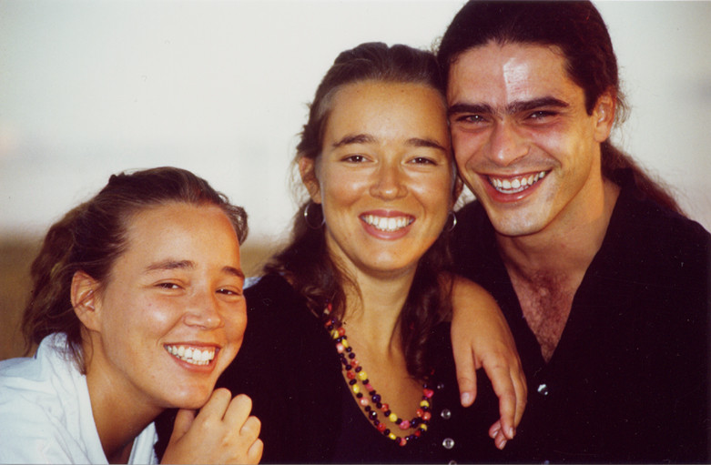 Ana Ros, Carmen Ros y Julio García después de grabar Cielo y tierra