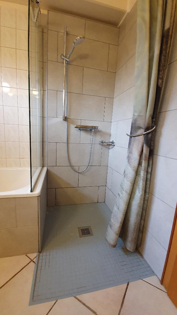 Level-access shower