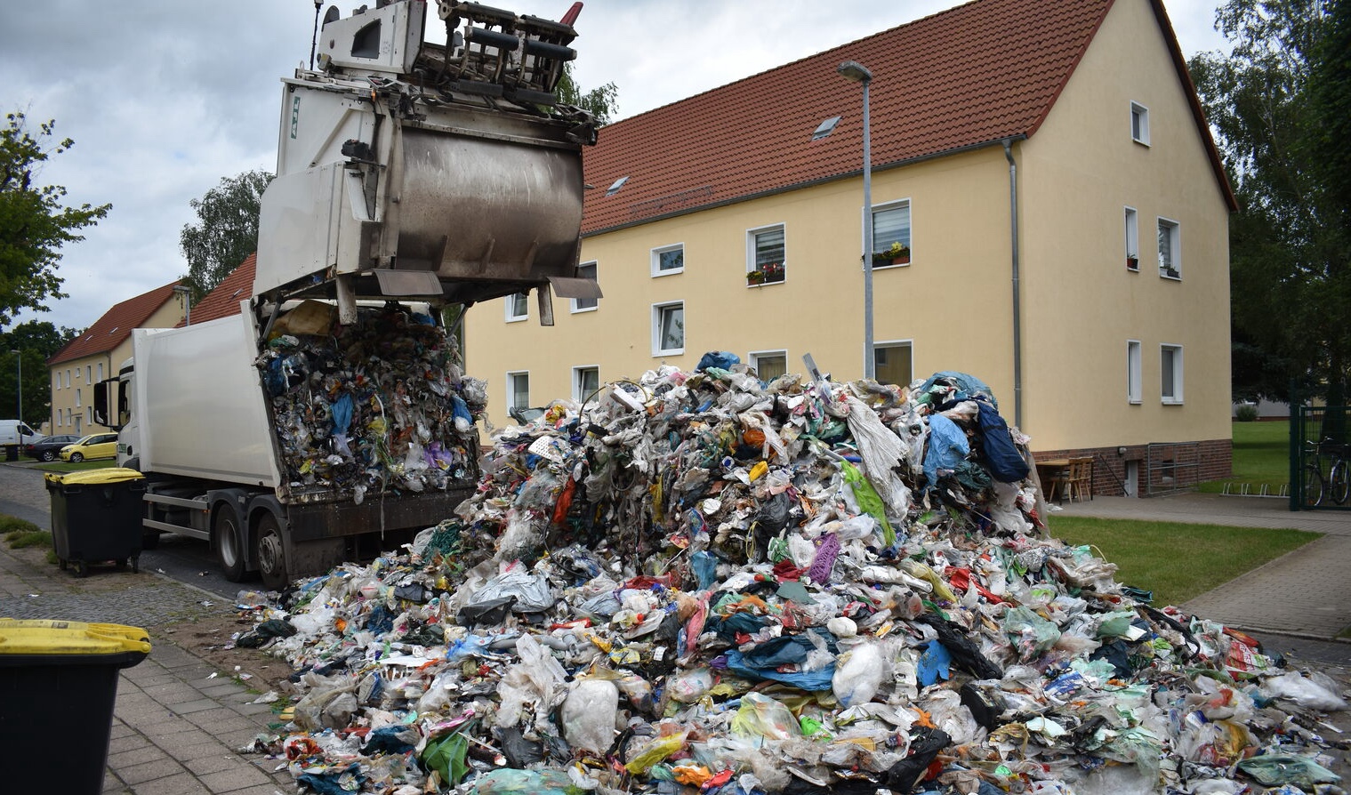 Riesen Müllberg mitten auf der Straße