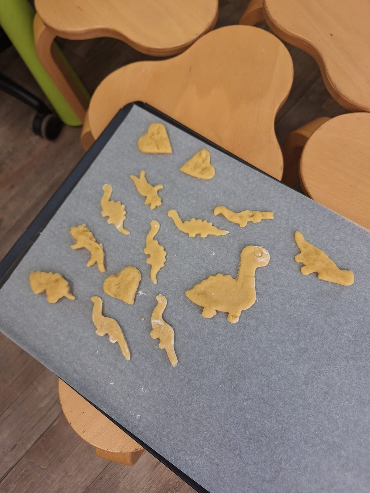 Dinosaurierplätzchen backen