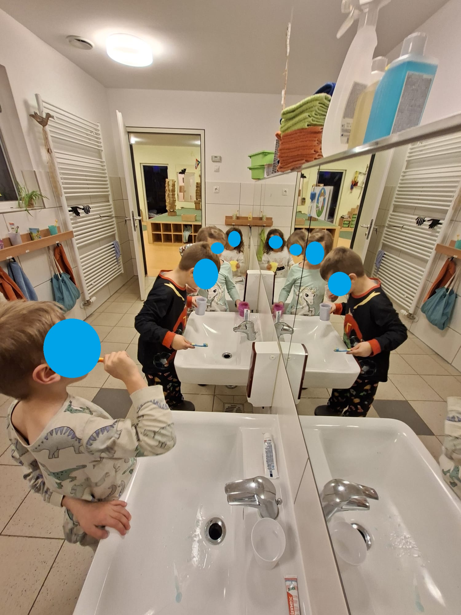 Wir machen uns bettfertig und putzen Zähne.