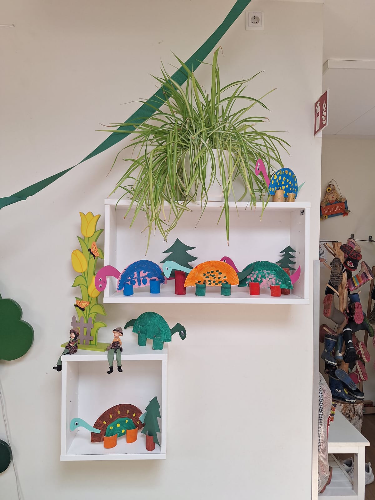 Dinosaurier basteln aus Pappteller, Toilettenpapierrollen & Farbe