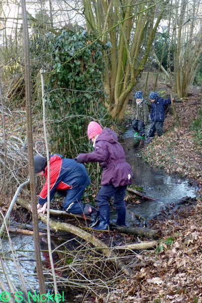 Foto: S.Nickel   -Kinder erkunden den Bachlauf in der Ökozelle-