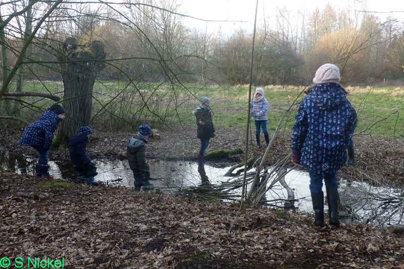 Foto: S.Nickel   -Kinder erkunden den Bachlauf in der Ökozelle-