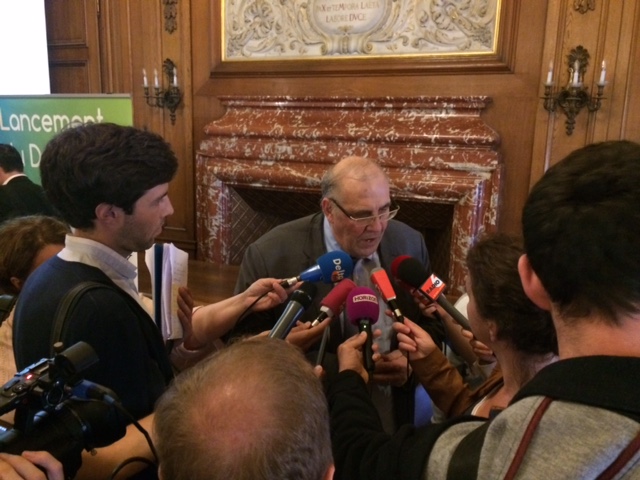 Nicolas Curien répond les questions de la presse