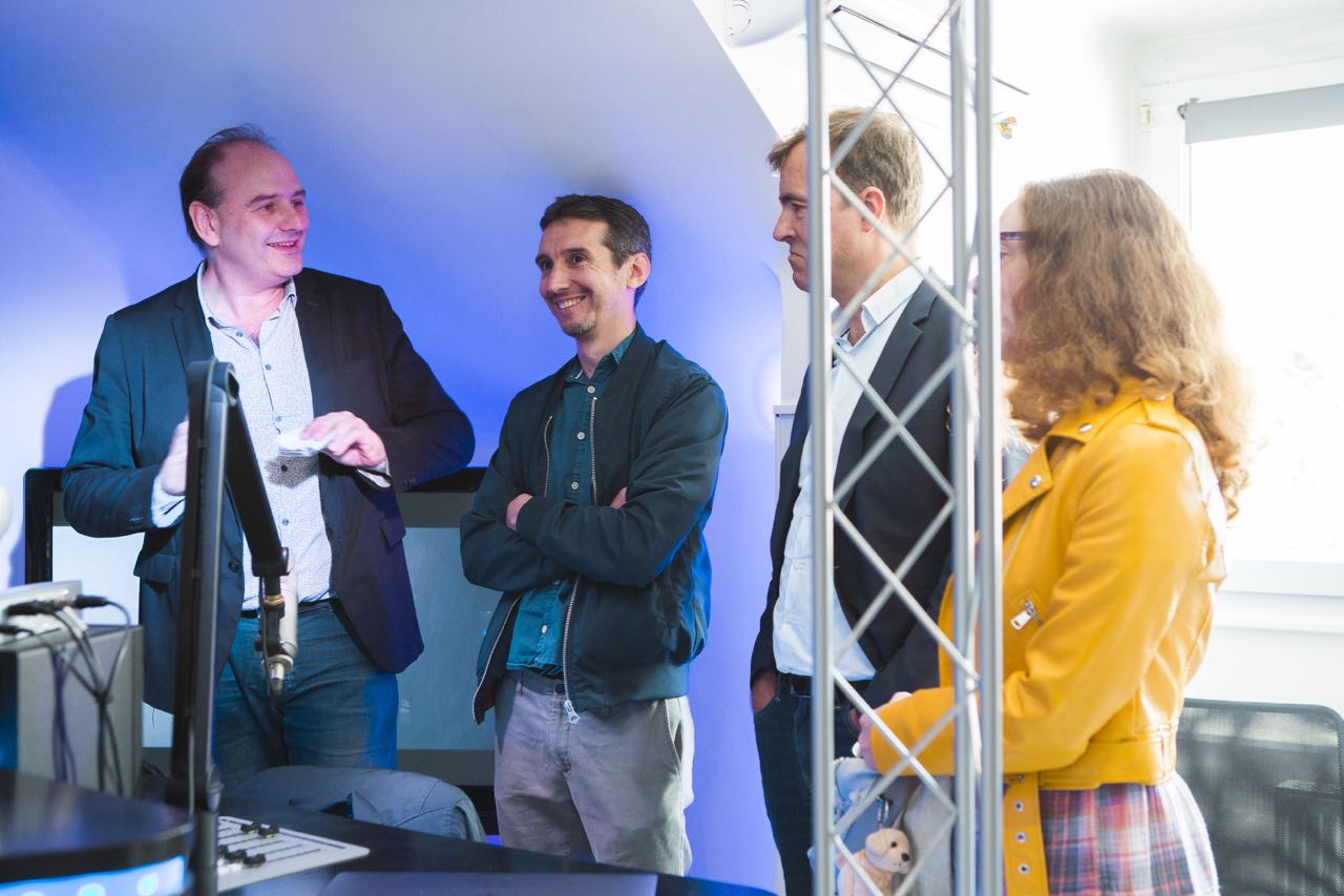 Laurent Hongne, membre de l'équipe dirigeante de Playloud, reçoit les invités dans les studios de Playloud et Euradio
