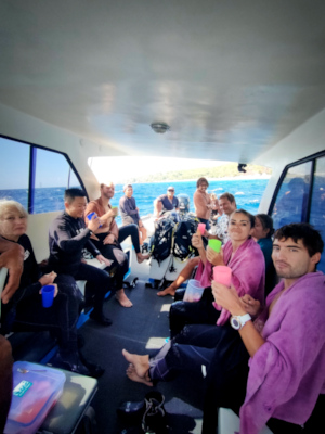 Plongeurs en intervalle de surface dans le bateau bali aqua 1 à Nusa Penida